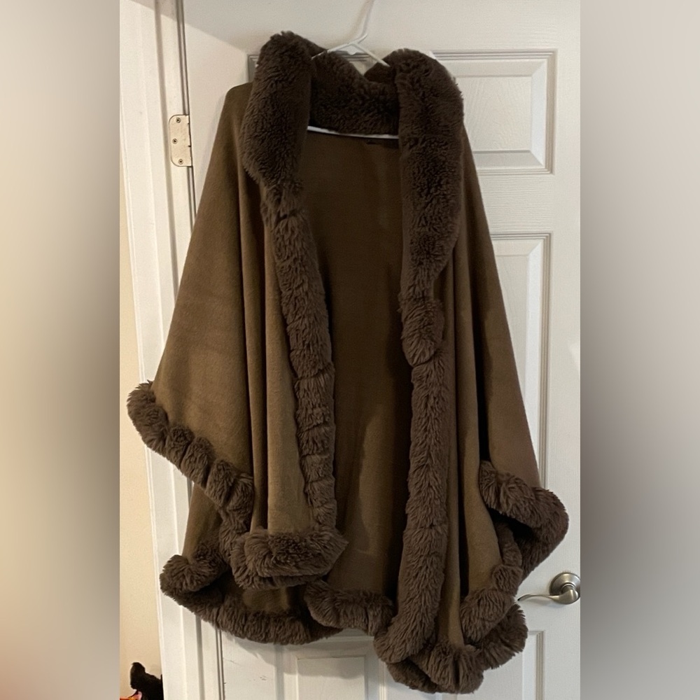 Chic Brown Cape with Faux Fur Trim